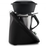 Thermomix® TM6 noir, 1 an d’abonnement à Cookidoo, couvre-lame éplucheur+ votre découpe-minute – Image 2